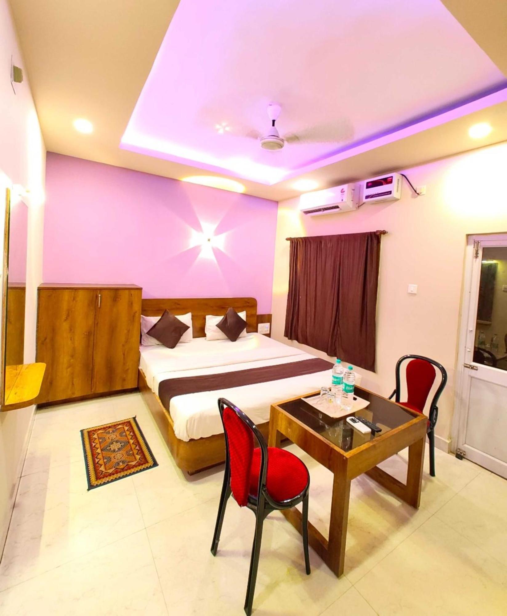Homestay Kashi In Rajghat ! - Offers Luxurious And Fully Air - Conditioned With Lift And Wifi Facility *