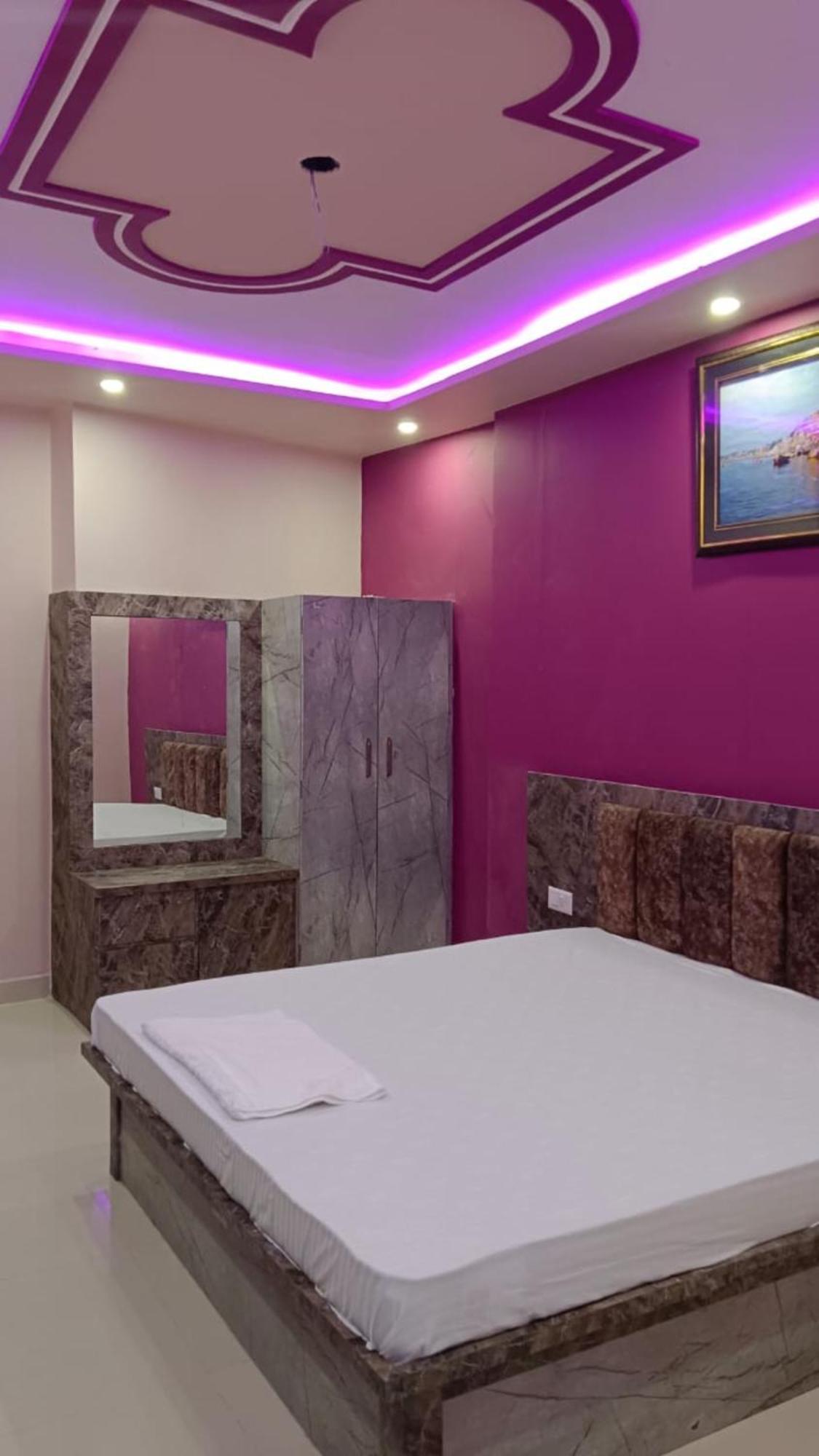 Kashi In Rajghat ! - Offers Luxurious And Fully Air - Conditioned With Lift And Wifi Facility * Varanasi