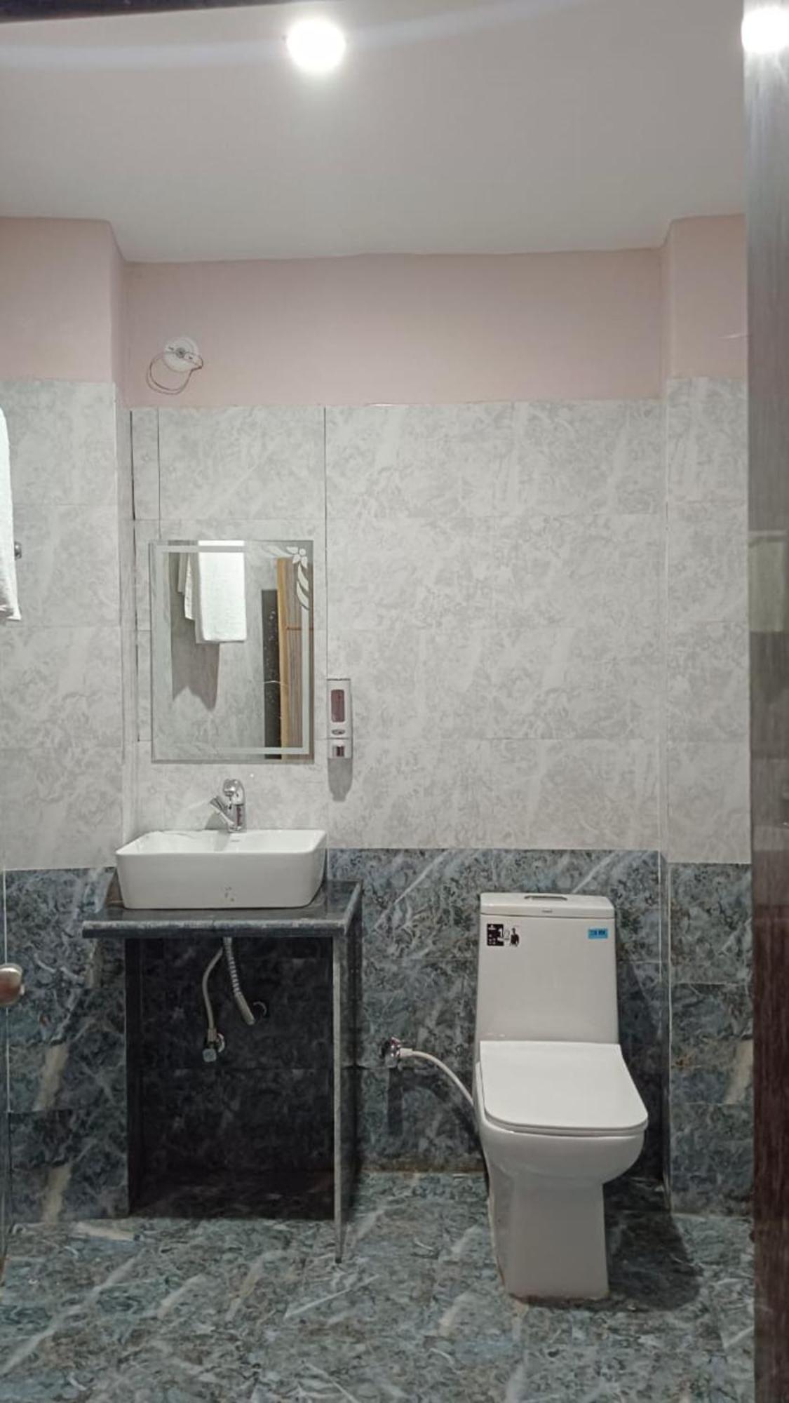 Kashi In Rajghat ! - Offers Luxurious And Fully Air - Conditioned With Lift And Wifi Facility