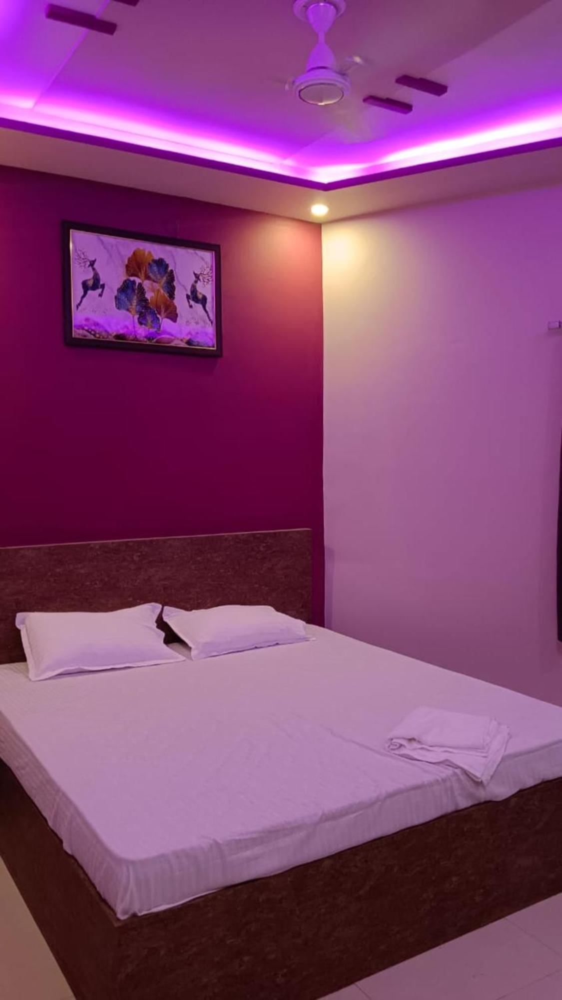 Homestay Kashi In Rajghat ! - Offers Luxurious And Fully Air - Conditioned With Lift And Wifi Facility *
