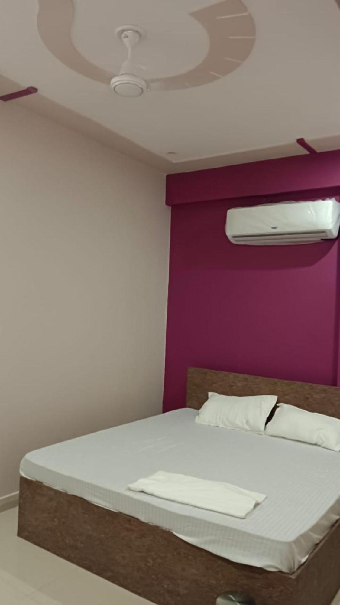 Kashi In Rajghat ! - Offers Luxurious And Fully Air - Conditioned With Lift And Wifi Facility *