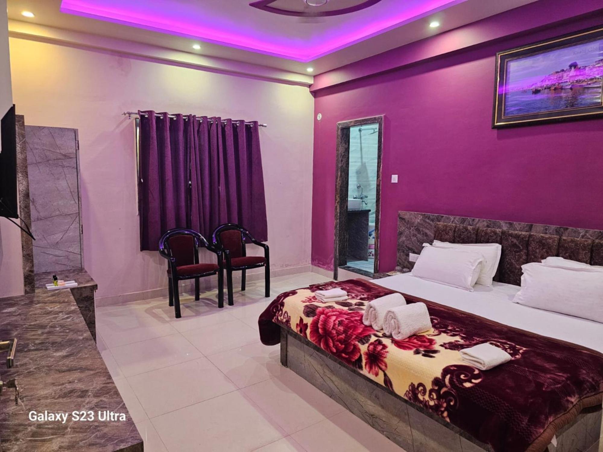 Kashi In Rajghat ! - Offers Luxurious And Fully Air - Conditioned With Lift And Wifi Facility Homestay *