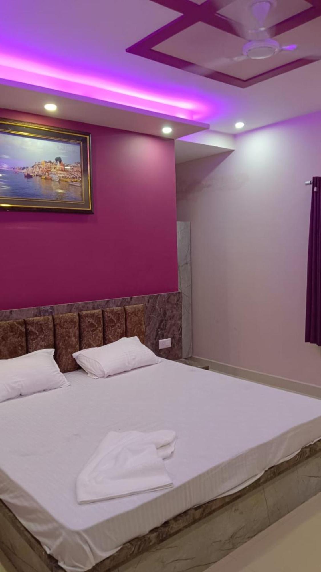 Kashi In Rajghat ! - Offers Luxurious And Fully Air - Conditioned With Lift And Wifi Facility *