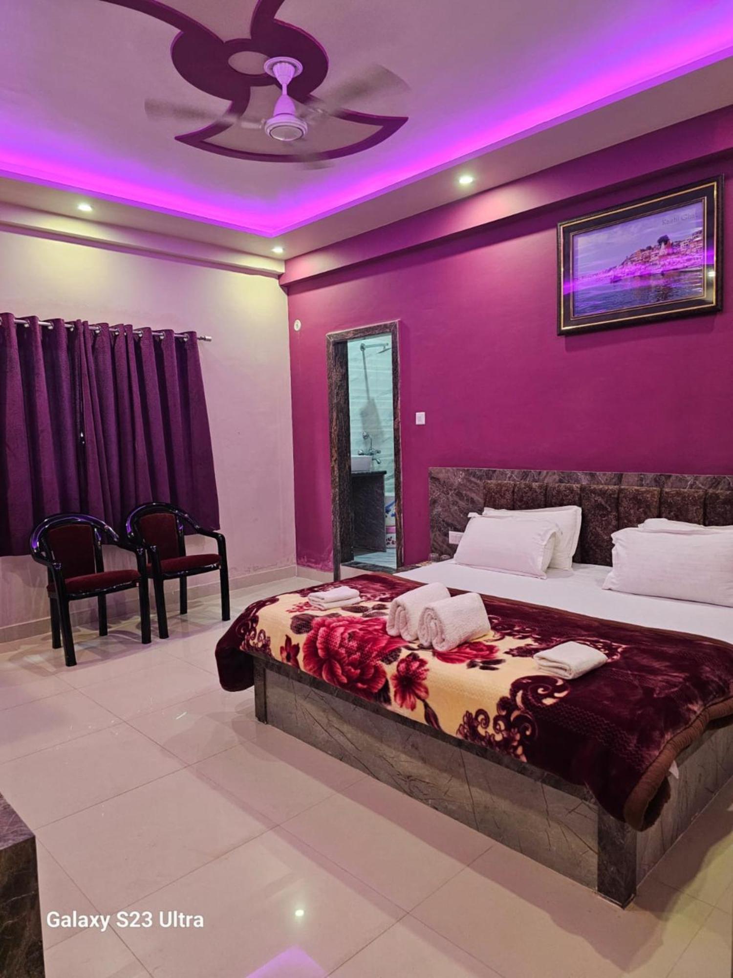 Kashi In Rajghat ! - Offers Luxurious And Fully Air - Conditioned With Lift And Wifi Facility Homestay