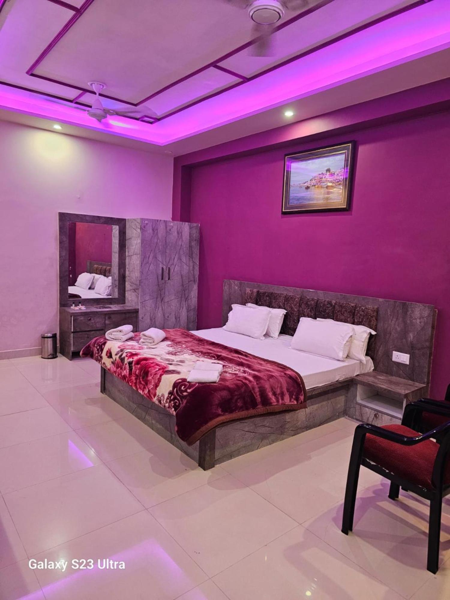 Homestay Kashi In Rajghat ! - Offers Luxurious And Fully Air - Conditioned With Lift And Wifi Facility