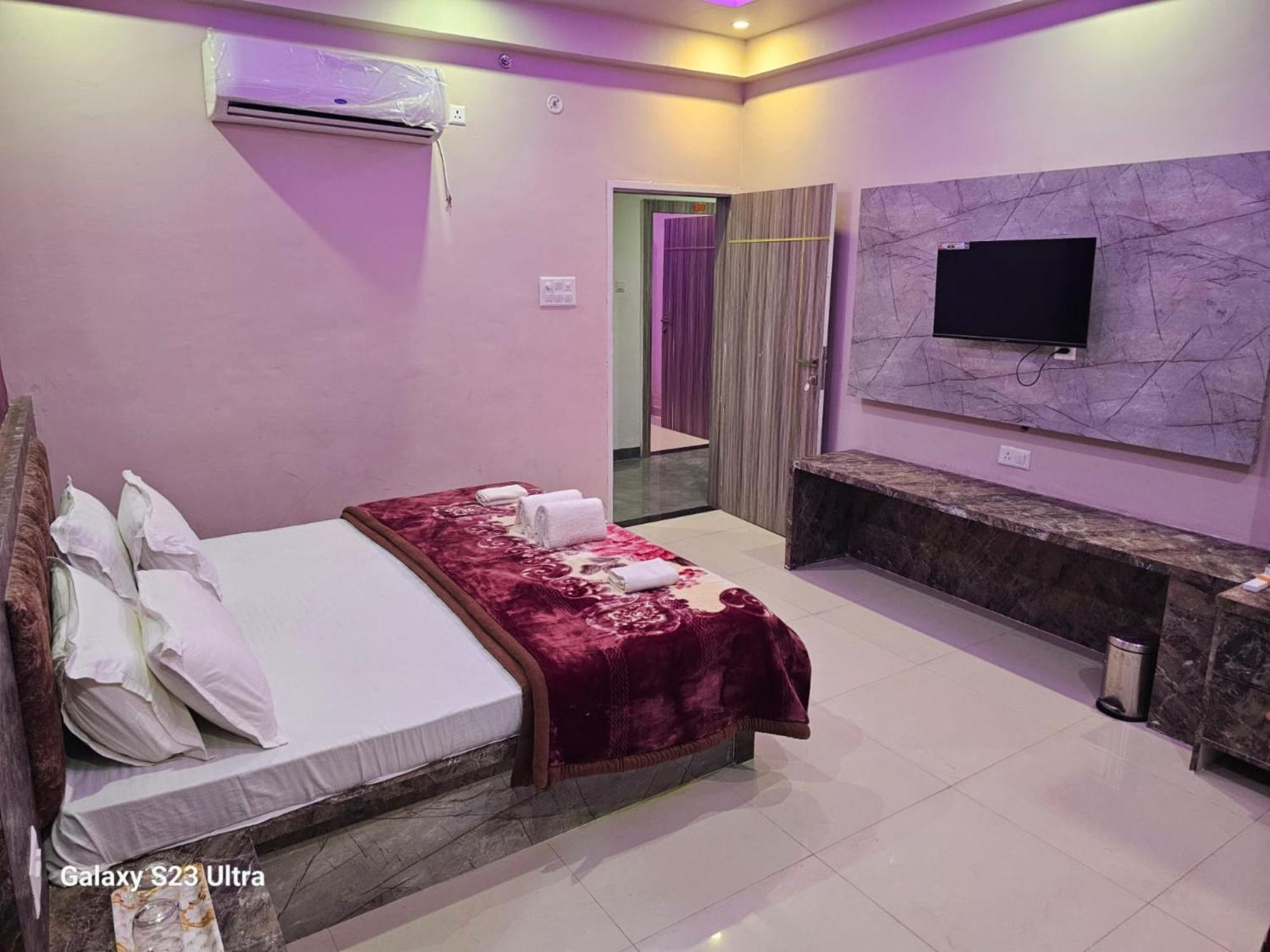 Kashi In Rajghat ! - Offers Luxurious And Fully Air - Conditioned With Lift And Wifi Facility *