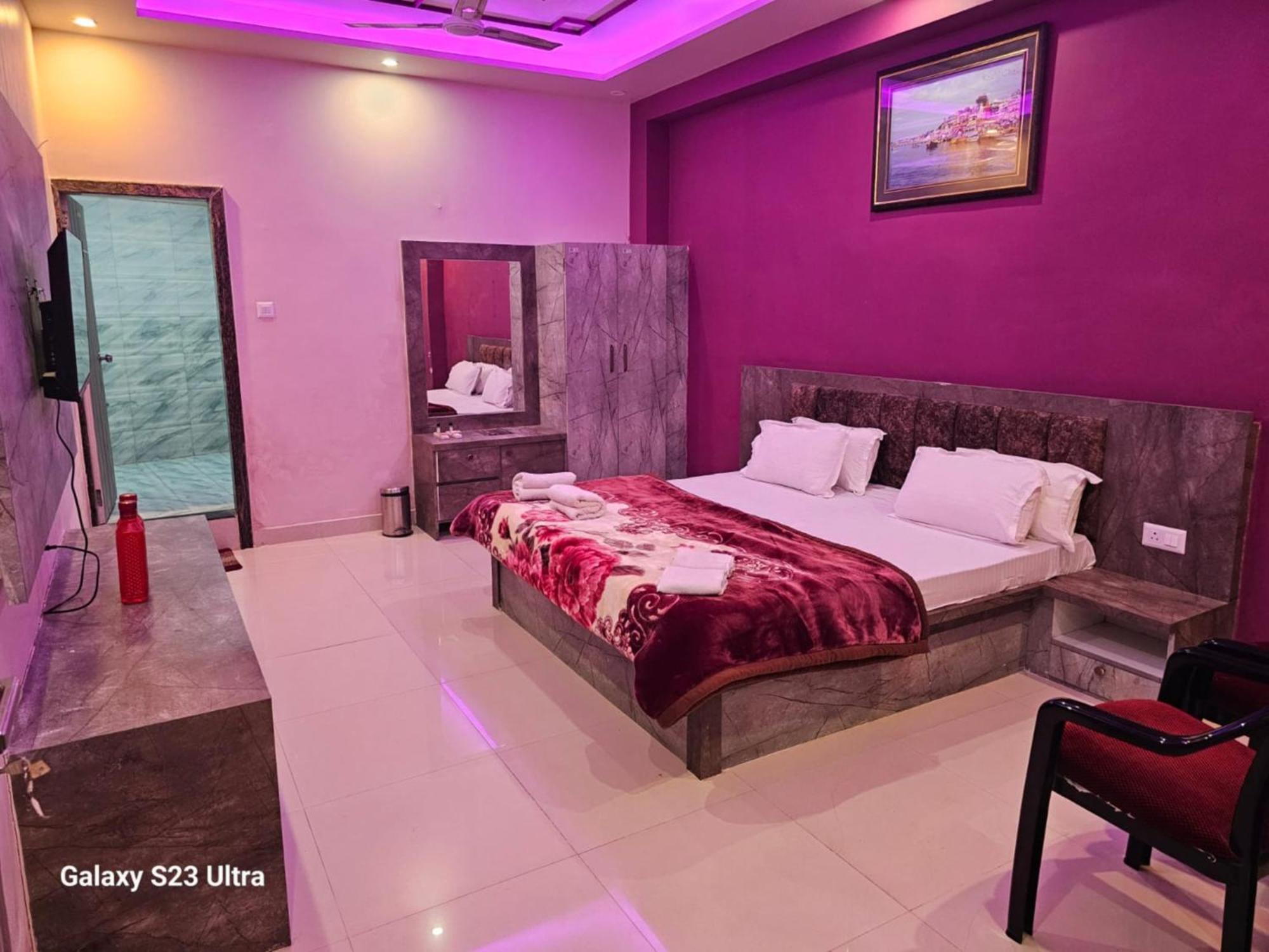 Kashi In Rajghat ! - Offers Luxurious And Fully Air - Conditioned With Lift And Wifi Facility Homestay