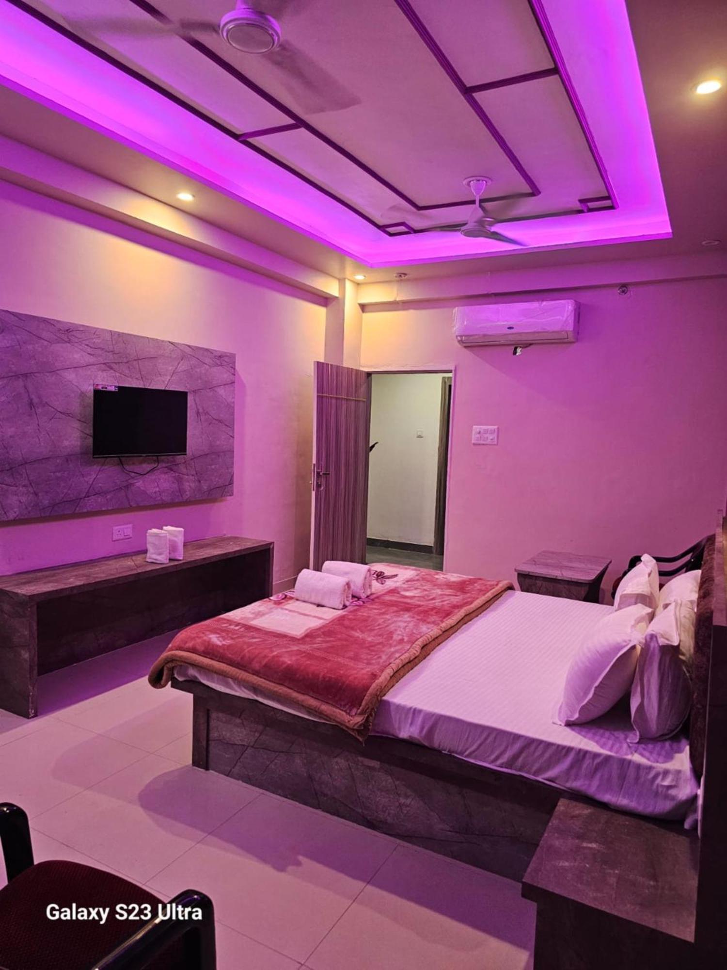 Homestay Kashi In Rajghat ! - Offers Luxurious And Fully Air - Conditioned With Lift And Wifi Facility *