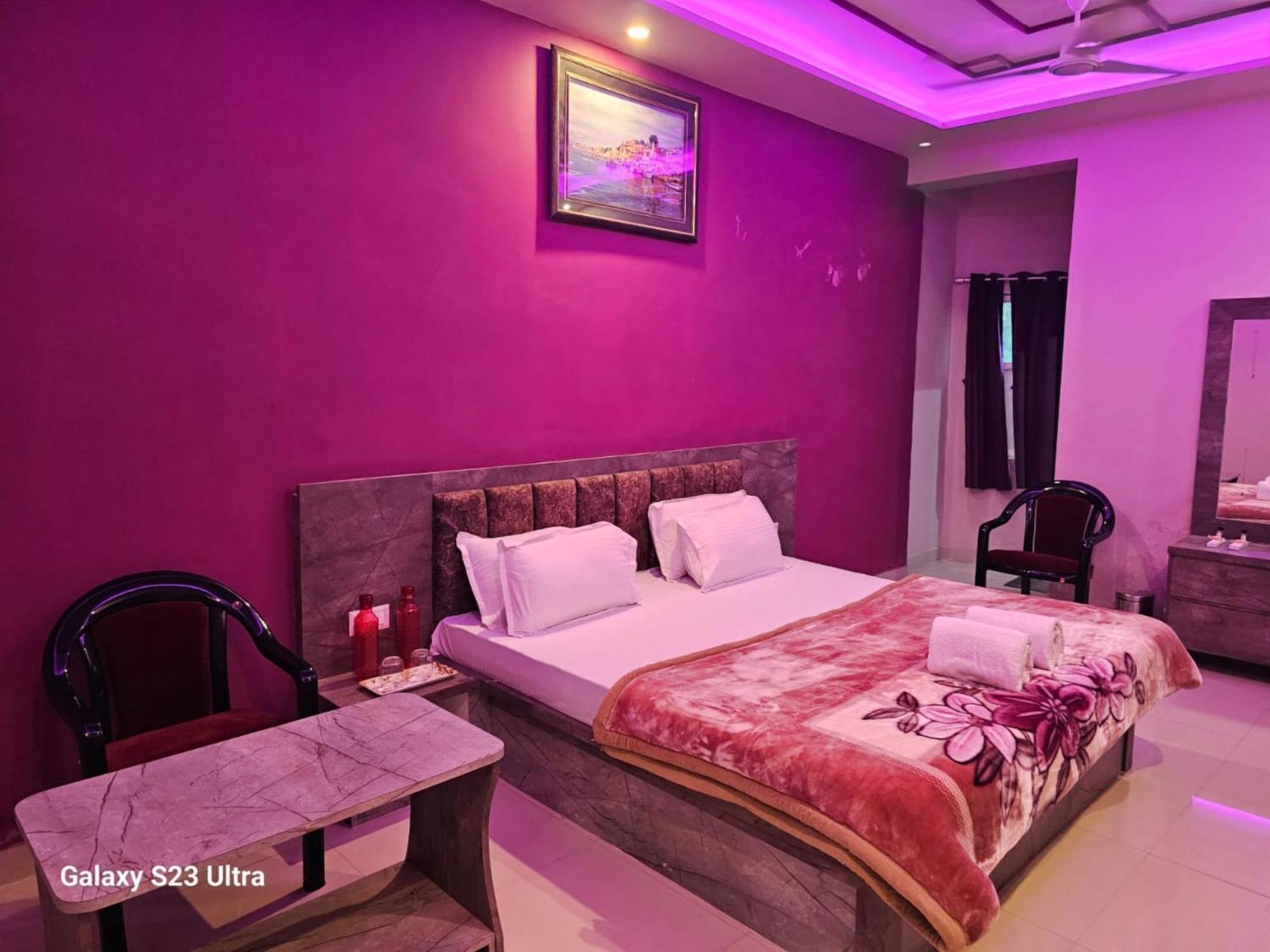 Kashi In Rajghat ! - Offers Luxurious And Fully Air - Conditioned With Lift And Wifi Facility *