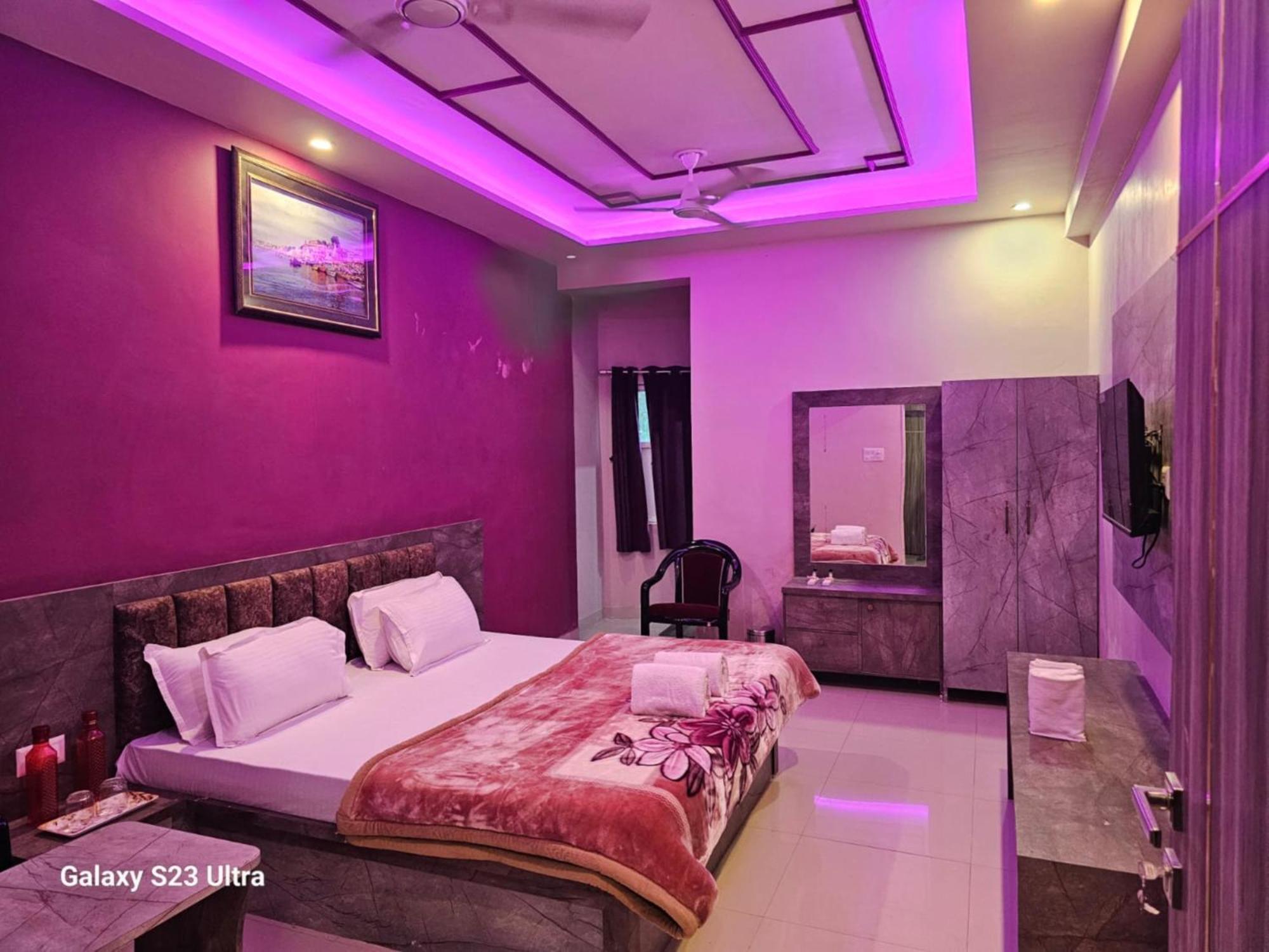Kashi In Rajghat ! - Offers Luxurious And Fully Air - Conditioned With Lift And Wifi Facility Homestay