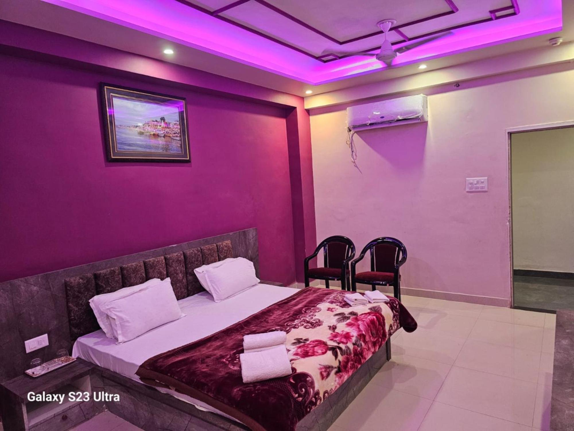 Homestay Kashi In Rajghat ! - Offers Luxurious And Fully Air - Conditioned With Lift And Wifi Facility
